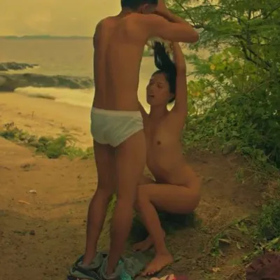 Mainit na tagpoan sa tabing dagat